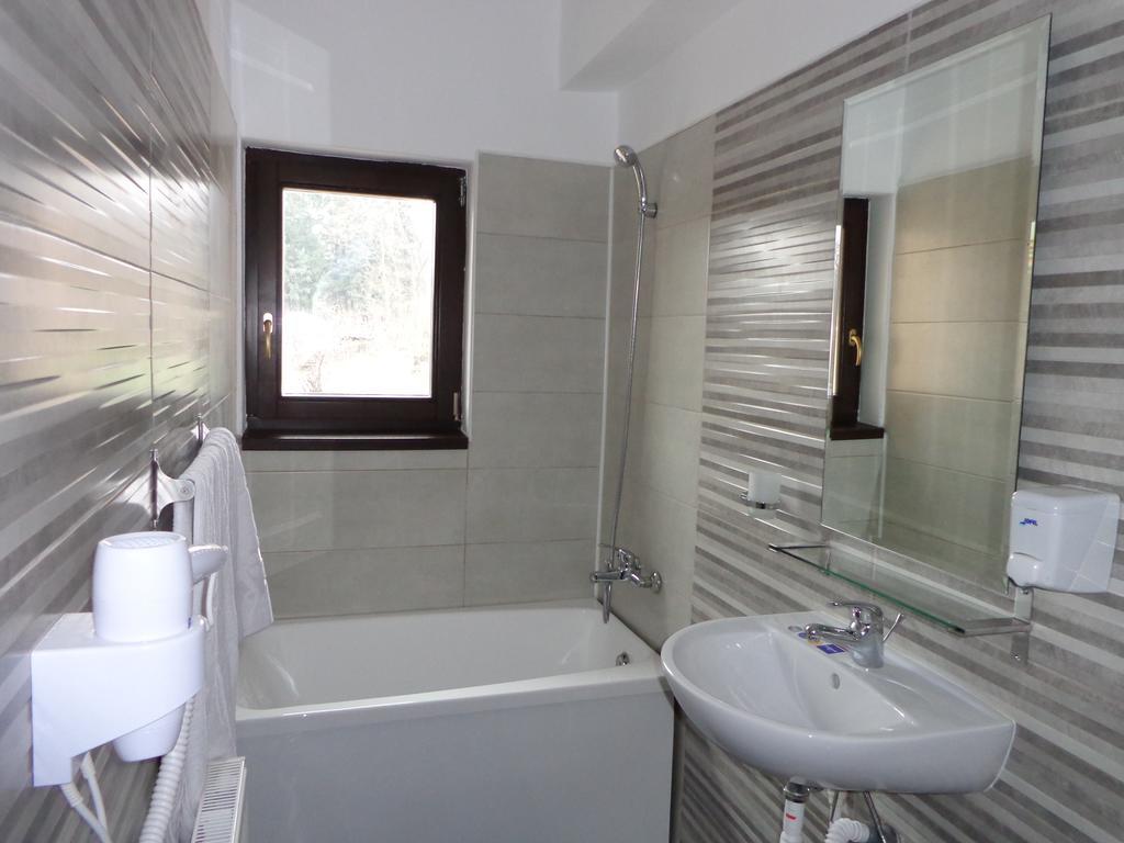 Hotel Pensiunea Aurora à Racova Extérieur photo